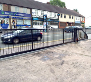 straight cantilevered sliding gate left