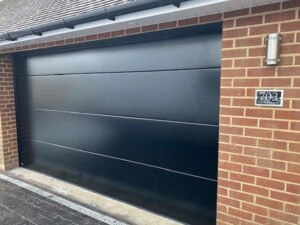 Sectional double-door black insulated 40mm L ribbed