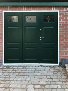 Double glazed, insulated bi-folding garage doors: exterior